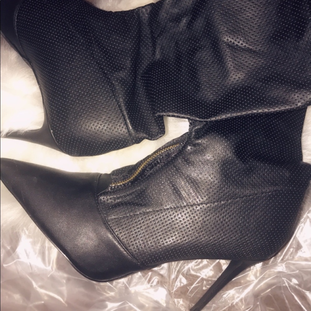 Black faux leather gold zipper pointy bootie 🖤